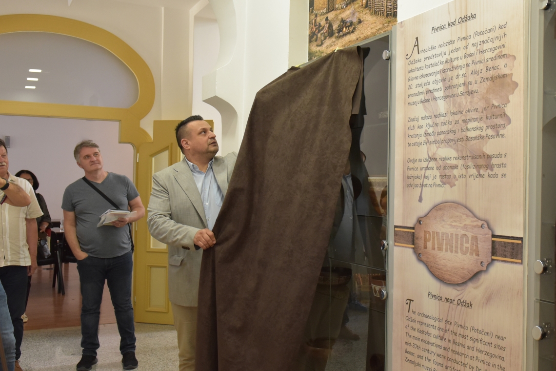 Svečano otvoren stalni izložbeni postav drvenih replika prapovijesnih posuda 