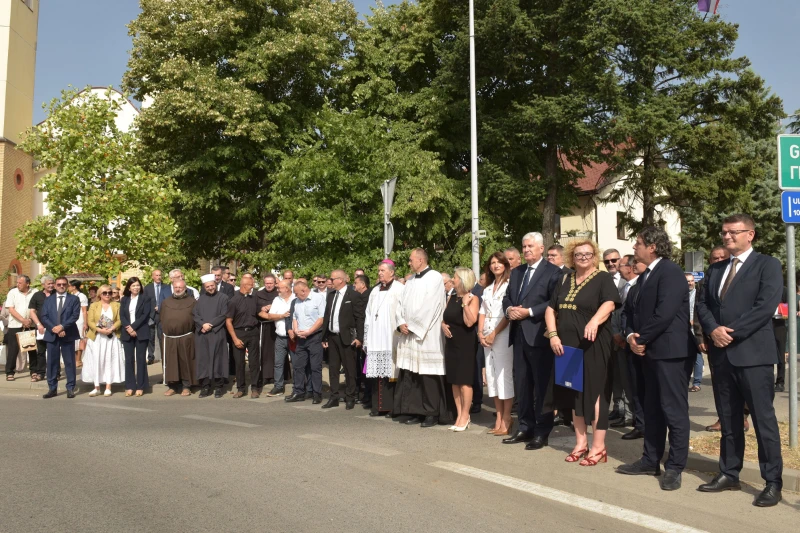 spomenik majci odzak